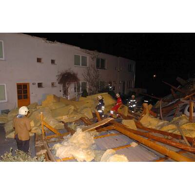 23:55 Zirkuszelt stürzt ein