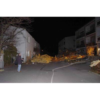 23:55 Zirkuszelt stürzt ein