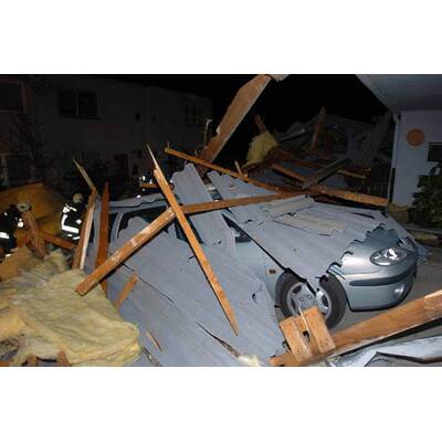 23:55 Zirkuszelt stürzt ein