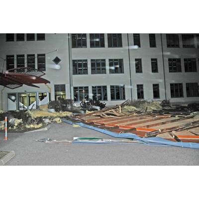 23:55 Zirkuszelt stürzt ein