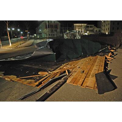 23:55 Zirkuszelt stürzt ein