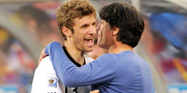 Thomas M&uuml;ller und DFB-Teamchef Jogi L&ouml;w