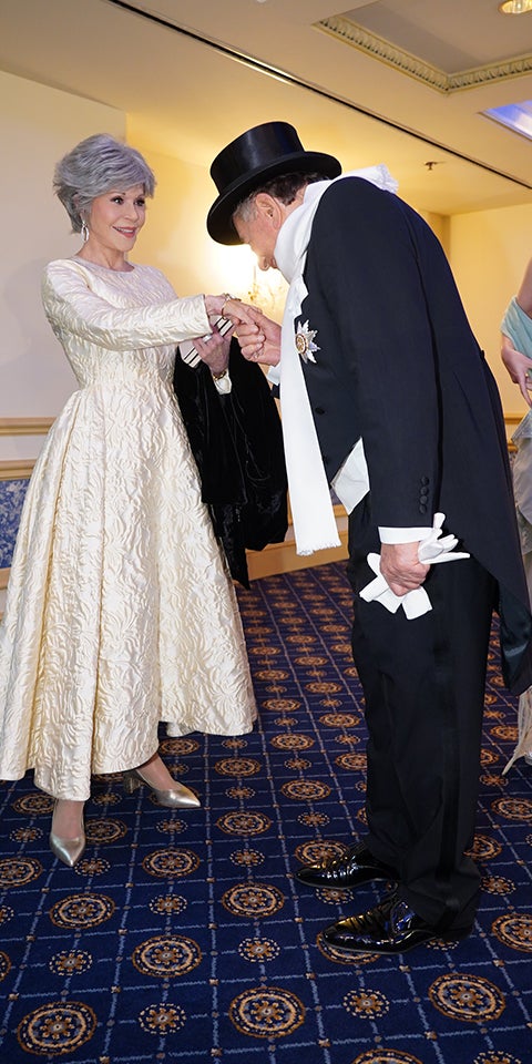 Jane Fonda: Weiß oder eierschalfarbig? Wirbel um Robe