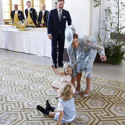 Prinzessin Leonore zeigt Zunge