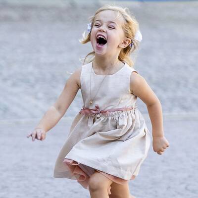 Prinzessin Leonore zeigt Zunge