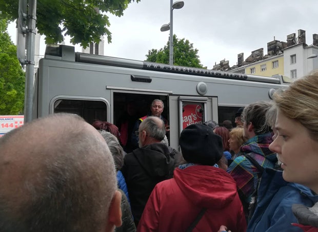 Auf der Suche nach Hilfe: Schlange vor Beratungsbus wurde immer länger