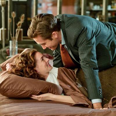 Anne und Jake zusammen in der Kiste