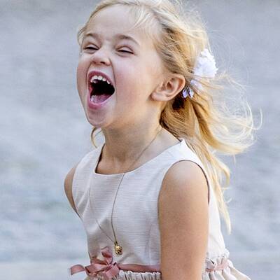 Prinzessin Leonore zeigt Zunge