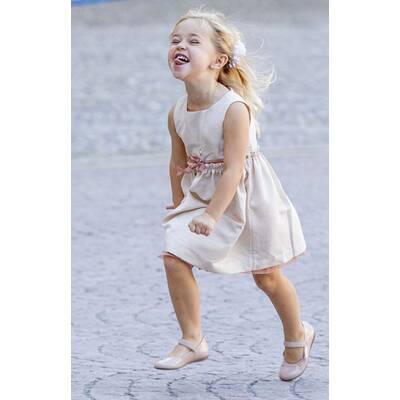 Prinzessin Leonore zeigt Zunge