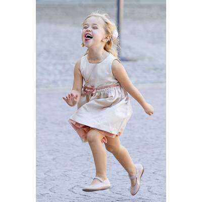 Prinzessin Leonore zeigt Zunge