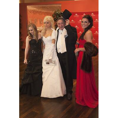 Opernball 2011: Jacqueline Lugner, Helmut Werner, Larry Hagman, Ruby Rubacuori, Richard Lugner, Katzi, Zachi Noy