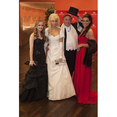 Opernball 2011: Jacqueline Lugner, Helmut Werner, Larry Hagman, Ruby Rubacuori, Richard Lugner, Katzi, Zachi Noy