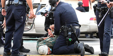 Schwarze rufen Polizei um Hilfe und werden festgenommen