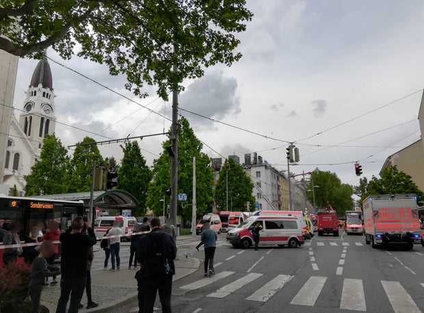 Dachbrand in Mehrparteienhaus - Fünf Verletzte