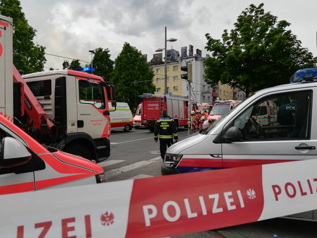 Dachbrand in Mehrparteienhaus - Fünf Verletzte