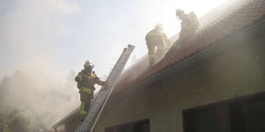 Lack-Lagerhalle stand in Flammen