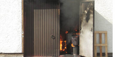 Lack-Lagerhalle stand in Flammen