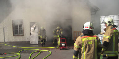 Lack-Lagerhalle stand in Flammen