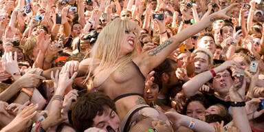Lady Gaga badet halbnackt in Menge