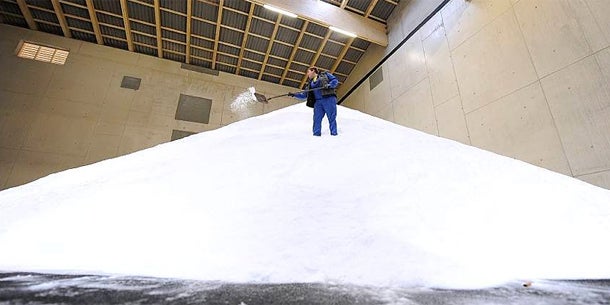 Schnee-Crash: Bus stürzt ab