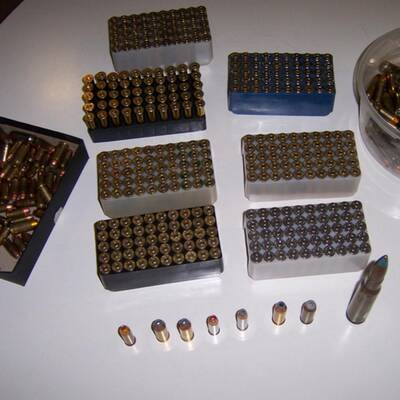 Waffen- und Munitionslager ausgehoben