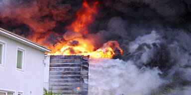 Lagerhalle mit Gefahrengut brennt