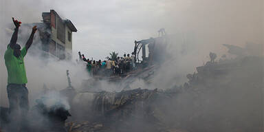 Flugzeug stürzt auf Wohngebiet