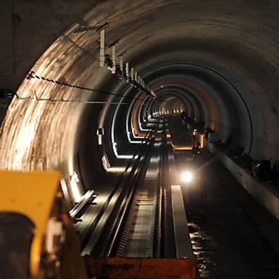 Erstes Gleis vom Lainzer Tunnel fertig
