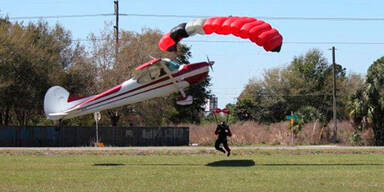 Flugzeug reißt Fallschirmspringer mit