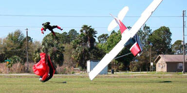 Flugzeug reißt Fallschirmspringer mit