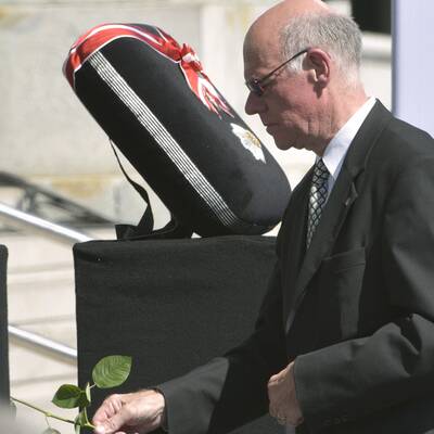 Der Sarg wird aus dem Hohen Haus gebracht