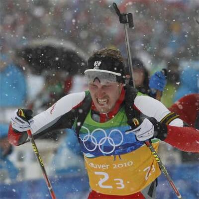 Biathleten laufen und schießen Silber