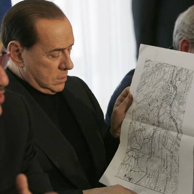 Berlusconi besucht Erdbebenregion