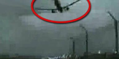 Orkan erfasst Flugzeug in Hamburg