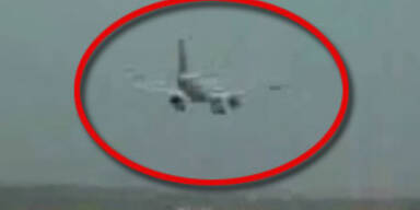 Orkan erfasst Flugzeug in Hamburg