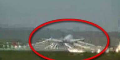 Orkan erfasst Flugzeug in Hamburg