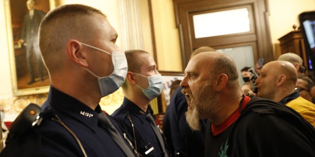 Bewaffnete Lockdown-Gegner stürmen Parlament