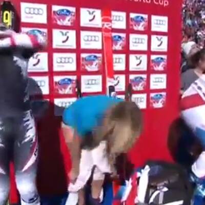 Hier strippt Lara Gut