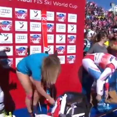 Hier strippt Lara Gut