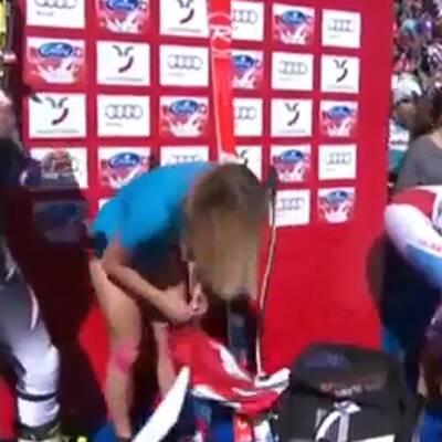 Hier strippt Lara Gut