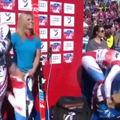 Hier strippt Lara Gut