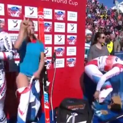 Hier strippt Lara Gut