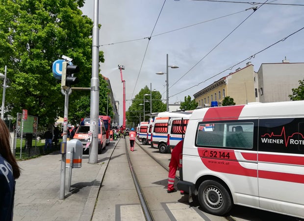 Dachbrand in Mehrparteienhaus - Fünf Verletzte