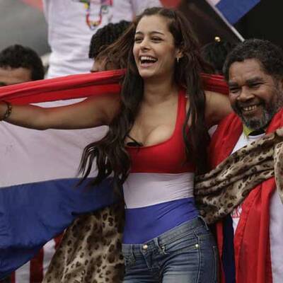 Larissa bietet irre Nackt-Wette an