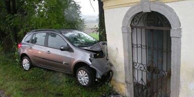 Lasberg: Auto kracht in Kapelle