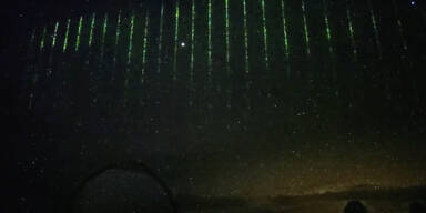 Mysteriöse Laserstrahlen am Nachthimmel über Hawaii