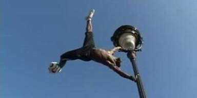 Freestyle-Fussball auf einer Laterne