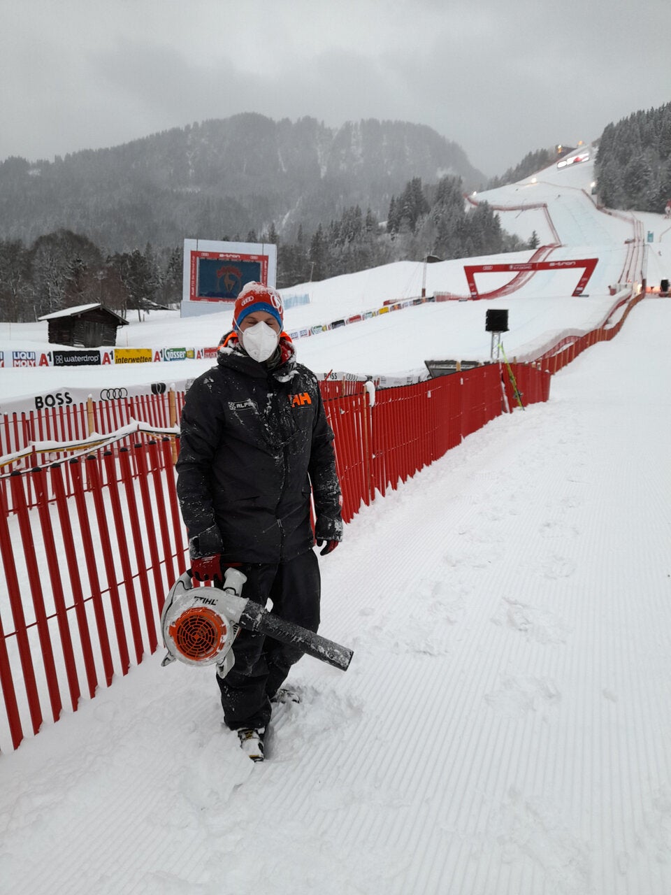 Ein Laubbläser wurde von den Pistenarbeitern kurzerhand zur Beseitigung des Neuschnees zweckentfremdet.