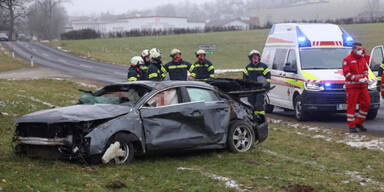 Lenker (26) &uuml;berschl&auml;gt sich mit Auto &ndash; tot