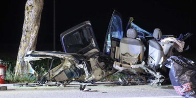 Lenker crasht gegen Baum &ndash; 16-j&auml;hriger Beifahrer tot
